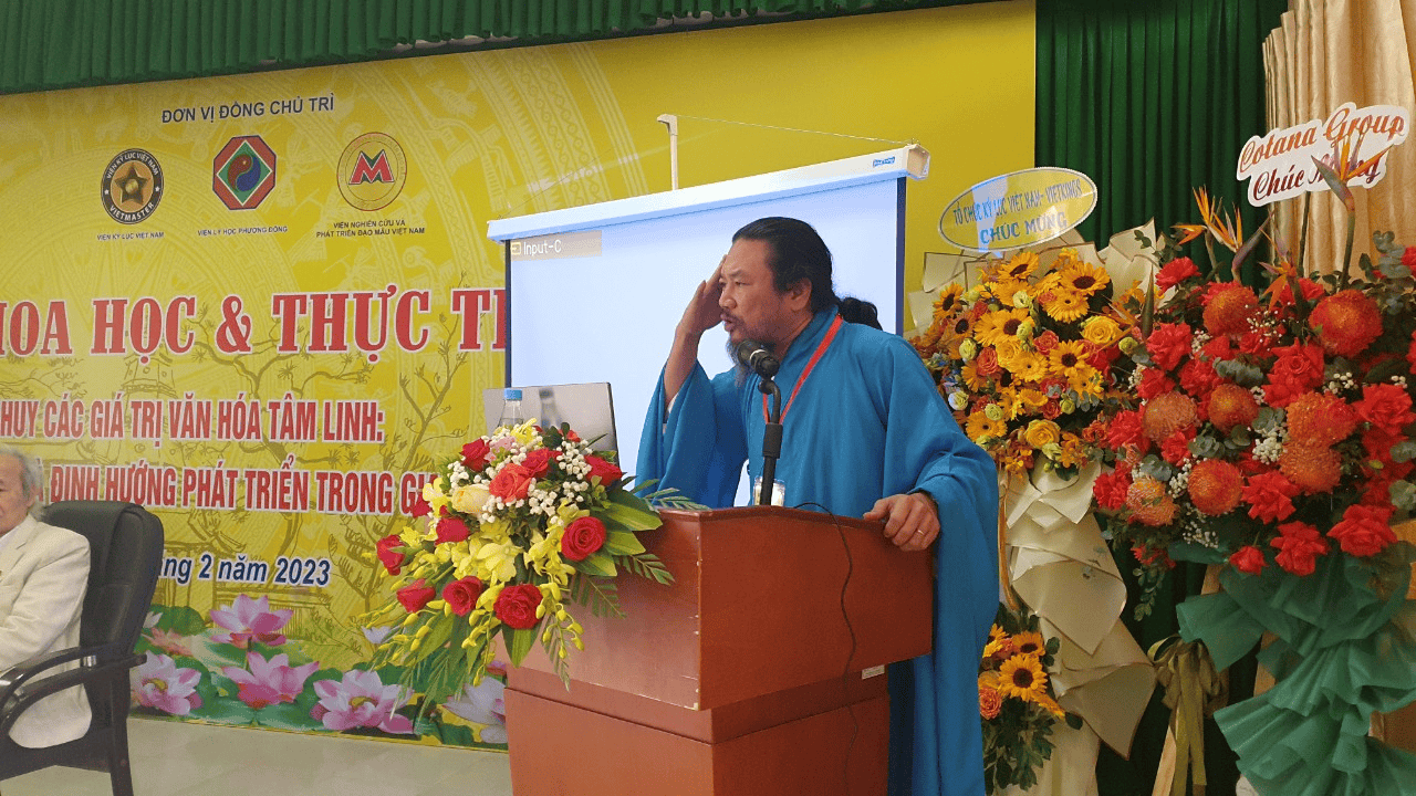 TS. Nguyễn Đăng Huy - Chủ tịch Viện Nghiên cứu và Phát triển Văn hóa Dân tộc Việt Nam (INREC) trình bày tham luận tại Hội thảo.